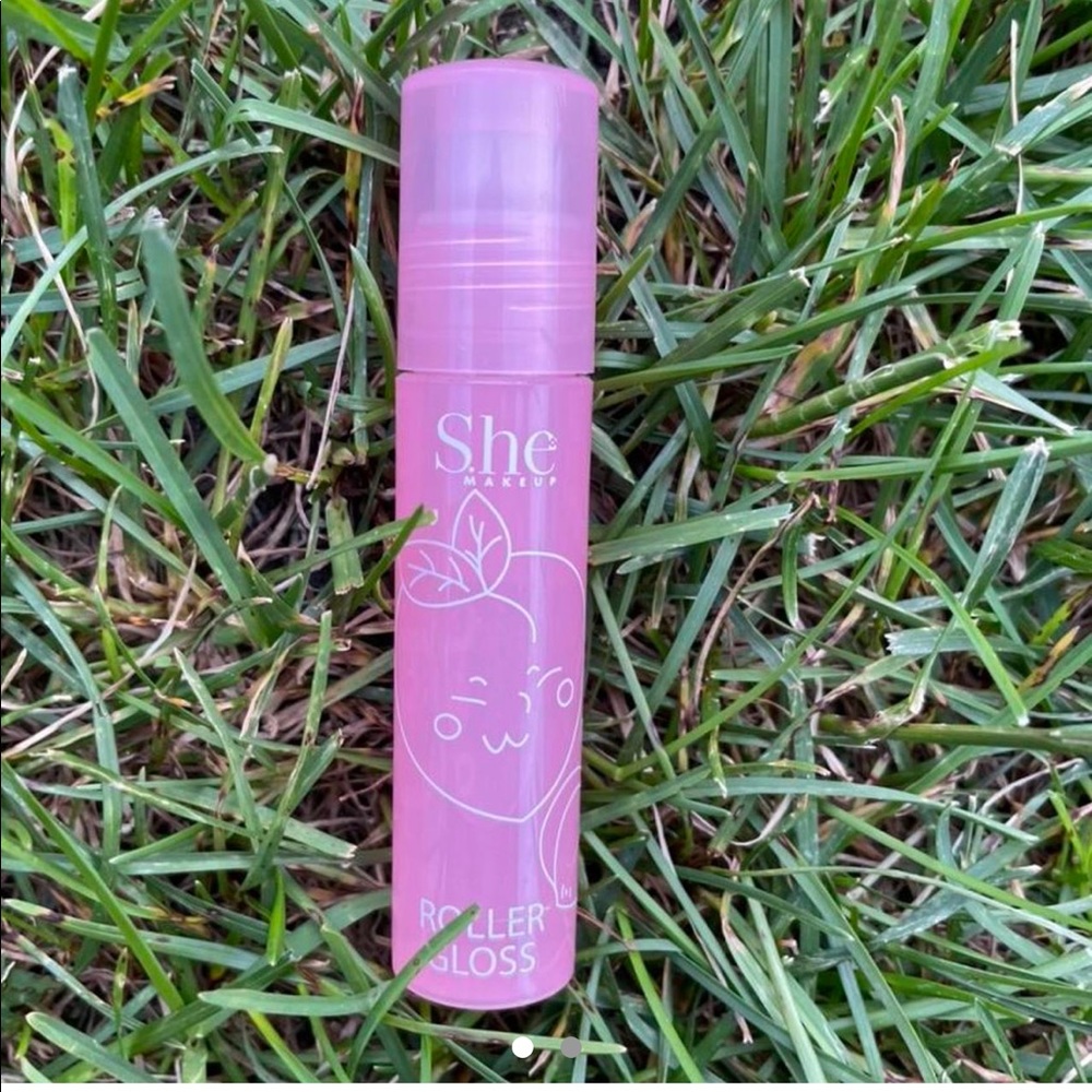 SHE peach 🍑 scented roll on lip gloss